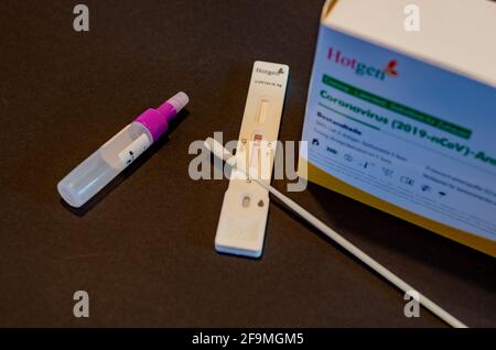 BAMBERG, DEUTSCHLAND - 8.4.2021. Covid-19 Antigen Test Kit für einen schnellen Covid-Check von Hotgen vor schwarzem Hintergrund. Hochwertige Fotos Stockfoto