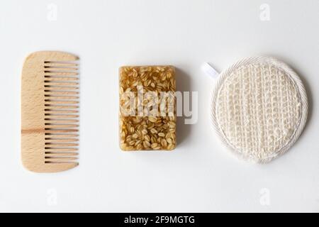 Haarbürste aus Holz, Gesichtswäsche und handgemachte Haferflockenseife. Badezimmer-Set. Umweltfreundliches Konzept. Horizontale Ausrichtung. Draufsicht. Stockfoto