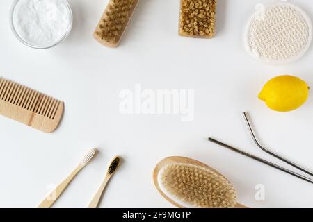 Holzhaarkamm, Gesichtswäsche, handgemachte Haferflockenseife, Soda, Zitrone, Trinkhalme aus Metall, Bürste, Bambuszahnbürsten. Umweltfreundliches Konzept. Horizont Stockfoto