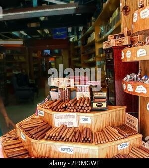 Aug 3 2010 Key West Florida USA Kubanische Zigarren für Verkauf auf Holzdisplay gestapelt - sortiert mit Schildern Stockfoto