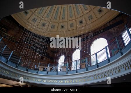 Boston, MA - April 8 2021: Künstlerische runde Decke im Quincy Market Gebäude. Lichter hängen von der Kuppel Stockfoto