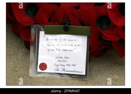 Ein Gedenkgottesdienst zum Gedenken an den Jahrestag des beginnenden Ersten Weltkriegs im Cenotaph in London. Kränze gelegt von den vier vetrans pic David Sandison 4/8/2004 Stockfoto