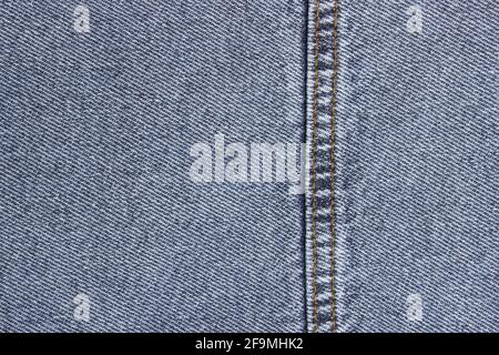 Jeans-Struktur mit Naht. Blaue Jeans-Qualität einfarbiger Oberflächenhintergrund, Denim-Textil-Textur. Stockfoto