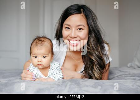 Muttertagsurlaub. Glücklich asiatische chinesische Mutter mit Baby junge Sohn. Stockfoto