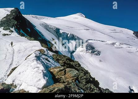 Diese Bildergruppe zeigt die Stubaier Alpen im Stubaital im österreichischen Tirol unweit der Stadt Innsbruck, wie sie es 1968 waren. Dies ist der Wilde Freiger auf 3414m gilt als der schönste aller Stubaier Berge. Leider sind viele der hier gesehenen Gletscher aufgrund der globalen Erwärmung verschwunden. Stockfoto