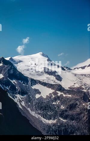 Diese Bildergruppe zeigt die Stubaier Alpen im Stubaital im österreichischen Tirol unweit der Stadt Innsbruck, wie sie es 1968 waren. Dies ist der Wilde Freiger auf 3414m gilt als der schönste aller Stubaier Berge. Leider sind viele der hier gesehenen Gletscher aufgrund der globalen Erwärmung verschwunden. Stockfoto