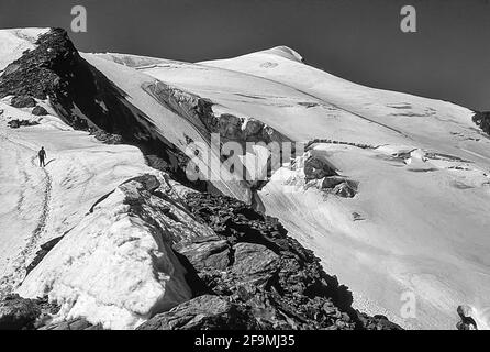 Diese Bildergruppe zeigt die Stubaier Alpen im Stubaital im österreichischen Tirol unweit der Stadt Innsbruck, wie sie es 1968 waren. Dies ist der Wilde Freiger auf 3414m gilt als der schönste aller Stubaier Berge. Leider sind viele der hier gesehenen Gletscher aufgrund der globalen Erwärmung verschwunden. Stockfoto