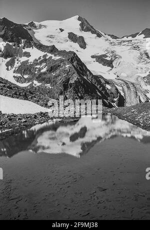 Diese Bildergruppe zeigt die Stubaier Alpen im Stubaital im österreichischen Tirol unweit der Stadt Innsbruck, wie sie es 1968 waren. Dies ist der Wilde Freiger auf 3414m gilt als der schönste aller Stubaier Berge. Leider sind viele der hier gesehenen Gletscher aufgrund der globalen Erwärmung verschwunden. Stockfoto