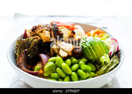 Gebratenes Huhn, Brokkoli, Edamame, Avocado-Salatschüssel zum Mittagessen Stockfoto