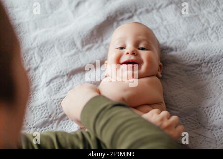 Machen Sie tägliche Routine körperliche Übungen mit Neugeborenen Stockfoto