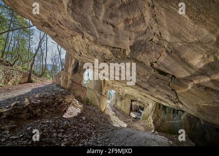 Schöne Kalksteinhöhle, Alte oolithische Steinbrüche in Massone, der extrahierte Stein, genannt "Tatuary Stone'Arco, Italien. Bosco Caproni Stockfoto