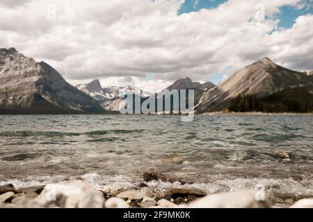 Blick auf die Berge von der felsigen Küste der Upper Kananaskis Lakes Stockfoto