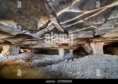 Schöne Kalksteinhöhle, Alte oolithische Steinbrüche in Massone, der extrahierte Stein, genannt "Tatuary Stone'Arco, Italien. Bosco Caproni Stockfoto