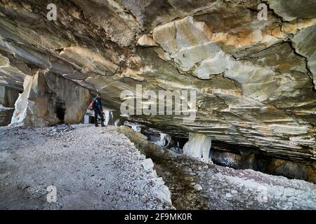 Schöne Kalksteinhöhle, Alte oolithische Steinbrüche in Massone, der extrahierte Stein, genannt "Tatuary Stone'Arco, Italien. Bosco Caproni Stockfoto