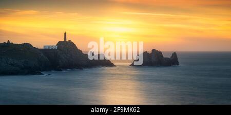 Leuchtturm von Cape Vilan bei Sonnenuntergang an der Todesküste. Galicien, Spanien Stockfoto