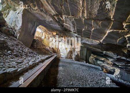 Schöne Kalksteinhöhle, Alte oolithische Steinbrüche in Massone, der extrahierte Stein, genannt "Tatuary Stone'Arco, Italien. Bosco Caproni Stockfoto