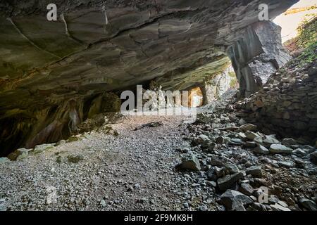 Schöne Kalksteinhöhle, Alte oolithische Steinbrüche in Massone, der extrahierte Stein, genannt "Tatuary Stone'Arco, Italien. Bosco Caproni Stockfoto