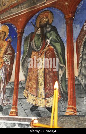 Wandmalereien und Kerzen im Kloster Saint Jovan Bigorski im Mavrovo Nationalpark, Mazedonien. Stockfoto