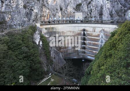 Staumauer am Matka Canyon in Skopje, Mazedonien. Matka ist eines der beliebtesten Outdoor-Ziele in Mazedonien. Stockfoto