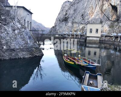 Staumauer am Matka Canyon in Skopje, Mazedonien. Matka ist eines der beliebtesten Outdoor-Ziele in Mazedonien. Stockfoto