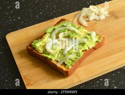 Avocado Creme Toast, Zwiebel auf einem Tisch Stockfoto