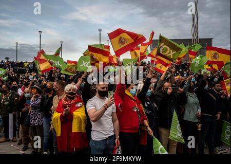 Madrid, Spanien. April 2021. Anhänger DER VOX-Partei schwenken während einer Kundgebung im Madrider Stadtteil Fuenlabrada Flaggen. Die rechtsextreme Partei VOX stellt ihre Kandidatur für die nächsten Regionalwahlen in Madrid vor, die am 4. Mai 2021 stattfinden werden. Quelle: Marcos del Mazo/Alamy Live News Stockfoto