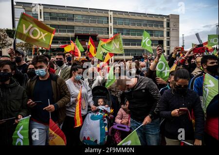 Madrid, Spanien. April 2021. Anhänger DER VOX-Partei schwenken während einer Kundgebung im Madrider Stadtteil Fuenlabrada Flaggen. Die rechtsextreme Partei VOX stellt ihre Kandidatur für die nächsten Regionalwahlen in Madrid vor, die am 4. Mai 2021 stattfinden werden. Quelle: Marcos del Mazo/Alamy Live News Stockfoto