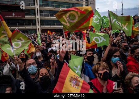 Madrid, Spanien. April 2021. Anhänger DER VOX-Partei schwenken während einer Kundgebung im Madrider Stadtteil Fuenlabrada Flaggen. Die rechtsextreme Partei VOX stellt ihre Kandidatur für die nächsten Regionalwahlen in Madrid vor, die am 4. Mai 2021 stattfinden werden. Quelle: Marcos del Mazo/Alamy Live News Stockfoto