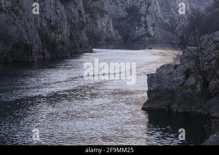 Das Boot fährt am Fluss im Matka Canyon in Skopje, Mazedonien. Matka ist eines der beliebtesten Outdoor-Ziele in Mazedonien. Stockfoto