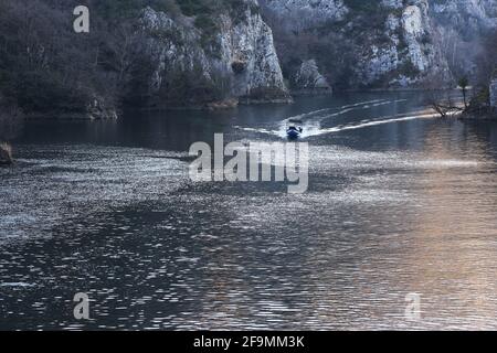 Das Boot fährt am Fluss im Matka Canyon in Skopje, Mazedonien. Matka ist eines der beliebtesten Outdoor-Ziele in Mazedonien. Stockfoto