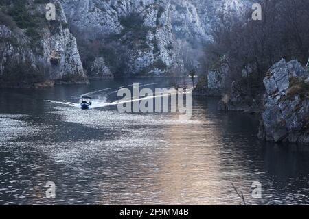 Das Boot fährt am Fluss im Matka Canyon in Skopje, Mazedonien. Matka ist eines der beliebtesten Outdoor-Ziele in Mazedonien. Stockfoto