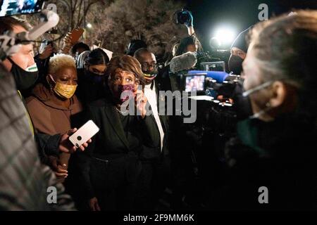 Brooklyn Center, Minnesota, USA. April 2021. Der Abgeordnete MAXINE WATERS, D-Calif., sprach mit Demonstranten vor dem Polizeidezernat des Brooklyn Centers. Die Proteste wurden in der siebten Weihnacht fortgesetzt, nachdem der ehemalige Offizier Kim Porter den 20-jährigen Daunte Wright bei einem Verkehrsstopp getötet hatte. Kredit: Dominick Sokotoff/ZUMA Wire/Alamy Live Nachrichten Stockfoto