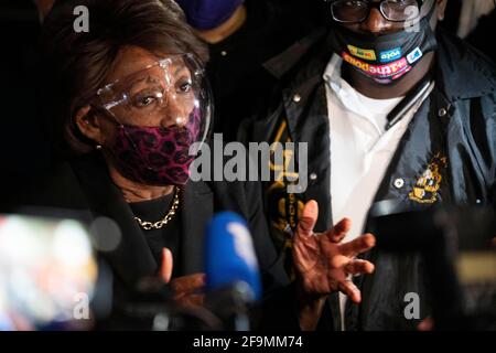 Brooklyn Center, Minnesota, USA. April 2021. Der Abgeordnete MAXINE WATERS, D-Calif., sprach mit Demonstranten vor dem Polizeidezernat des Brooklyn Centers. Die Proteste wurden in der siebten Weihnacht fortgesetzt, nachdem der ehemalige Offizier Kim Porter den 20-jährigen Daunte Wright bei einem Verkehrsstopp getötet hatte. Kredit: Dominick Sokotoff/ZUMA Wire/Alamy Live Nachrichten Stockfoto