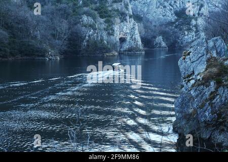Das Boot fährt am Fluss im Matka Canyon in Skopje, Mazedonien. Matka ist eines der beliebtesten Outdoor-Ziele in Mazedonien. Stockfoto