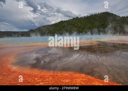 Prismatischer Pool mit farbiger Erde und heißem Wasser in Yellowstone Parken Stockfoto