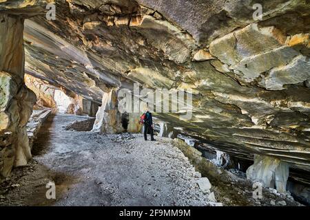 Schöne Kalksteinhöhle, Alte oolithische Steinbrüche in Massone, der extrahierte Stein, genannt "Tatuary Stone'Arco, Italien. Bosco Caproni Stockfoto