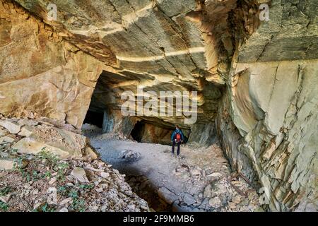 Schöne Kalksteinhöhle, Alte oolithische Steinbrüche in Massone, der extrahierte Stein, genannt "Tatuary Stone'Arco, Italien. Bosco Caproni Stockfoto