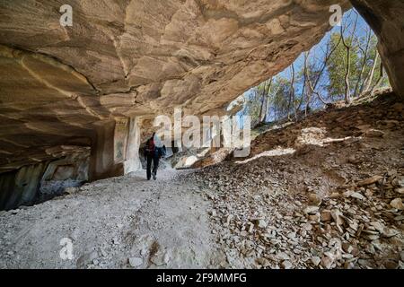 Schöne Kalksteinhöhle, Alte oolithische Steinbrüche in Massone, der extrahierte Stein, genannt "Tatuary Stone'Arco, Italien. Bosco Caproni Stockfoto