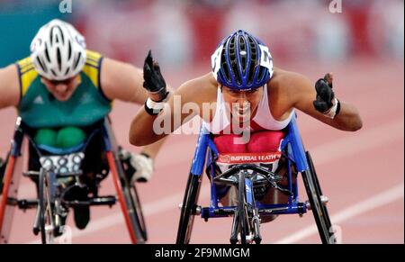 COMMONWEALTH GAMES MANCHESTER 31/7/2002 WOMANS 800M ROLLSTUHL SIEGER CHANTAL PETITCLERC KREUZT DIE LINIE BILD DAVID ASHDOWN.COMMONWEALTH SPIELE MANCHESTER Stockfoto