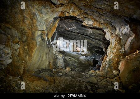 Schöne Kalksteinhöhle, Alte oolithische Steinbrüche in Massone, der extrahierte Stein, genannt "Tatuary Stone'Arco, Italien. Bosco Caproni Stockfoto