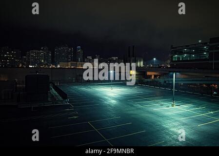 Großer einsamer Stadtparkplatz und Garage in der Nacht In Chicago Stockfoto