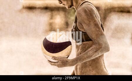 Eine weibliche Beach Volleyball-Spieler ist immer bereit, den Ball zu dienen Stockfoto