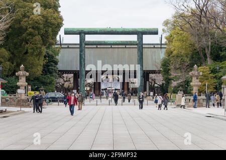 Tokio, Japan - Mär 23 2021 - Annäherung an den Yasukuni-Schrein in Chiyoda, Tokio, Japan. Ein berühmter Touristenort in Tokio, Japan. Stockfoto