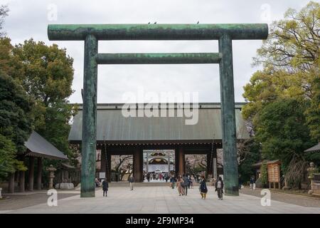 Tokio, Japan - Mär 23 2021 - Annäherung an den Yasukuni-Schrein in Chiyoda, Tokio, Japan. Ein berühmter Touristenort in Tokio, Japan. Stockfoto