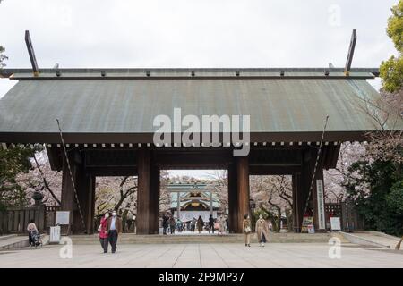Tokio, Japan - Mär 23 2021 - Annäherung an den Yasukuni-Schrein in Chiyoda, Tokio, Japan. Ein berühmter Touristenort in Tokio, Japan. Stockfoto