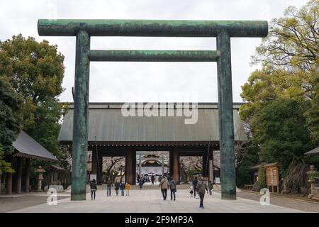 Tokio, Japan - Mär 23 2021 - Annäherung an den Yasukuni-Schrein in Chiyoda, Tokio, Japan. Ein berühmter Touristenort in Tokio, Japan. Stockfoto
