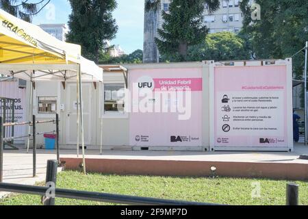 CABA, Buenos Aires, Argentinien; 17. April 2021: Notfall-fieberhafte Einheit, Testzentrum für Menschen mit Symptomen, die mit Covid19 kompatibel sind Stockfoto