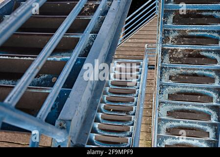 Textur Blaue Metalltreppe mit Holzboden von oben gesehen Stockfoto