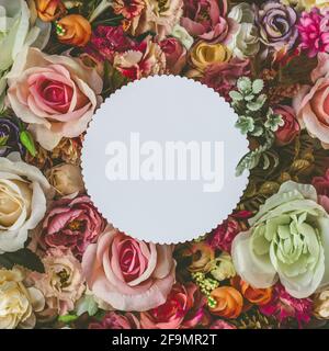 Schöne bunte Blumen Wandhintergrund, mit weißem Kreis Grußkarte mit Kopieplatz; Frühling, Hochzeit, Jahrestag oder Floristen Grußkarte Stockfoto