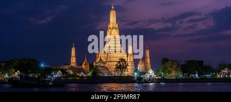 Banner mit wunderschöner Aussicht auf den Wat Arun Ratchawararam Tempel in Thailand. Landschaftsbild des Touristenflecks Wahrzeichen von Bangkok bei Nacht Stockfoto